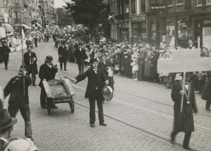 860647 Groepsportret van 'Verdwenen Utrechtsche Typen', deelnemers aan de feestelijke optocht, georganiseerd in het ...